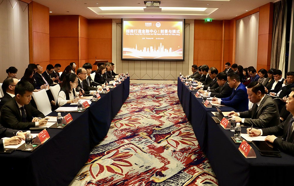 Bộ trưởng Nguyễn Chí Dũng và đoàn công tác tham dự toạ đàm về phát triển trung tâm tài chính quốc tế.