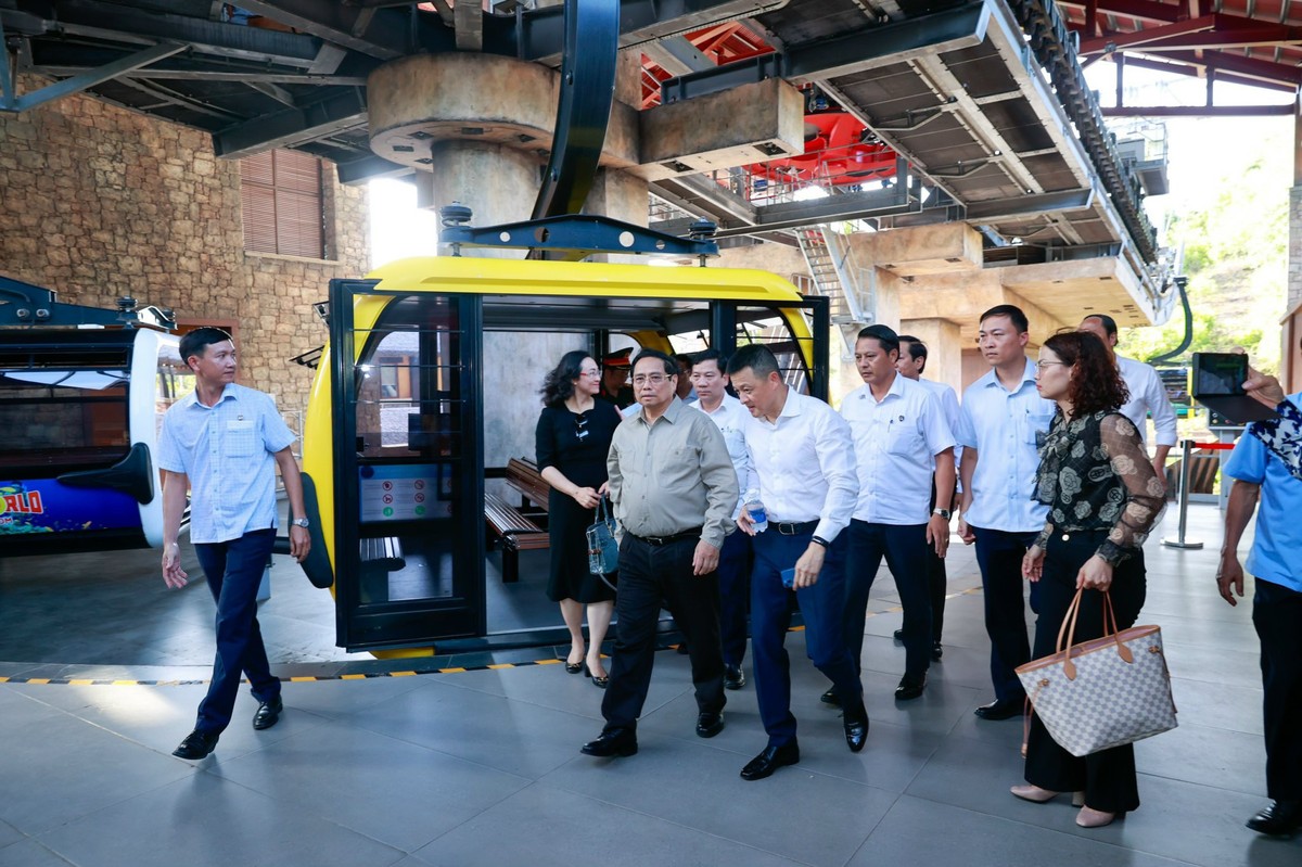 Thủ tướng khảo sát dự án cáp treo Hòn Thơm – tuyến cáp treo 3 dây dài nhất thế giới, nối từ phường An Thới qua các đảo Hòn Dừa, Hòn Rỏi tới đảo Hòn Thơm. Ảnh: Nhật Bắc Thủ tướng khảo sát dự án cáp treo Hòn Thơm – tuyến cáp treo 3 dây dài nhất thế giới, nối từ phường An Thới qua các đảo Hòn Dừa, Hòn Rỏi tới đảo Hòn Thơm. Ảnh: Nhật Bắc