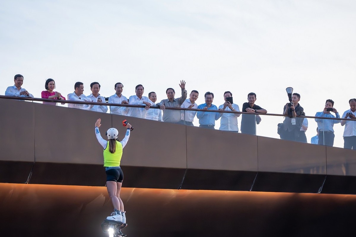 Thủ tướng khảo sát show biểu diễn nghệ thuật thể thao mạo hiểm “Vòng xoáy tình yêu” tại thị trấn Hoàng Hôn, Phú Quốc. Ảnh: Anh Tuấn Thủ tướng khảo sát show biểu diễn nghệ thuật thể thao mạo hiểm “Vòng xoáy tình yêu” tại thị trấn Hoàng Hôn, Phú Quốc. Ảnh: Anh Tuấn