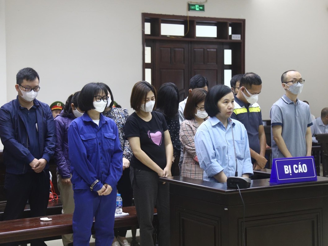 Nguyễn Thị Hà Thành bị tòa sơ thẩm tuyên án chung thân về hành vi lừa đảo, chiếm đoạt hơn 433 tỷ của 3 ngân hàng và một số cá nhân. Nguyễn Thị Hà Thành bị tòa sơ thẩm tuyên án chung thân về hành vi lừa đảo, chiếm đoạt hơn 433 tỷ của 3 ngân hàng và một số cá nhân.
