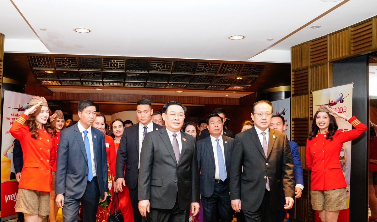 Chủ tịch Quốc hội Vương Đình Huệ cùng đoàn lãnh đạo cấp cao Việt Nam - Trung Quốc tham dự lễ kỷ niệm 10 năm bay Trung Quốc và công bố đường bay TP. Hồ Chí Minh - Tây An của Vietjet Chủ tịch Quốc hội Vương Đình Huệ cùng đoàn lãnh đạo cấp cao Việt Nam - Trung Quốc tham dự lễ kỷ niệm 10 năm bay Trung Quốc và công bố đường bay TP. Hồ Chí Minh - Tây An của Vietjet