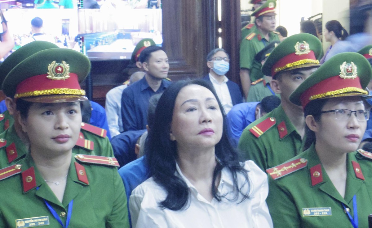 Bị cáo Trương Mỹ Lan, sáng 11/4. Trước đó, Viện kiểm sát đề nghị HĐXX tuyên phạt bị cáo Lan mức án 19-20 năm tù về tội đưa hối lộ; 19-20 năm tù về tội vi phạm quy định về cho vay trong hoạt động của các tổ chức tín dụng; tử hình về tội Tham ô tài sản. Tổng hợp hình phạt bị cáo bị đề nghị là tử hình. Bị cáo Trương Mỹ Lan, sáng 11/4. Trước đó, Viện kiểm sát đề nghị HĐXX tuyên phạt bị cáo Lan mức án 19-20 năm tù về tội đưa hối lộ; 19-20 năm tù về tội vi phạm quy định về cho vay trong hoạt động của các tổ chức tín dụng; tử hình về tội Tham ô tài sản. Tổng hợp hình phạt bị cáo bị đề nghị là tử hình.