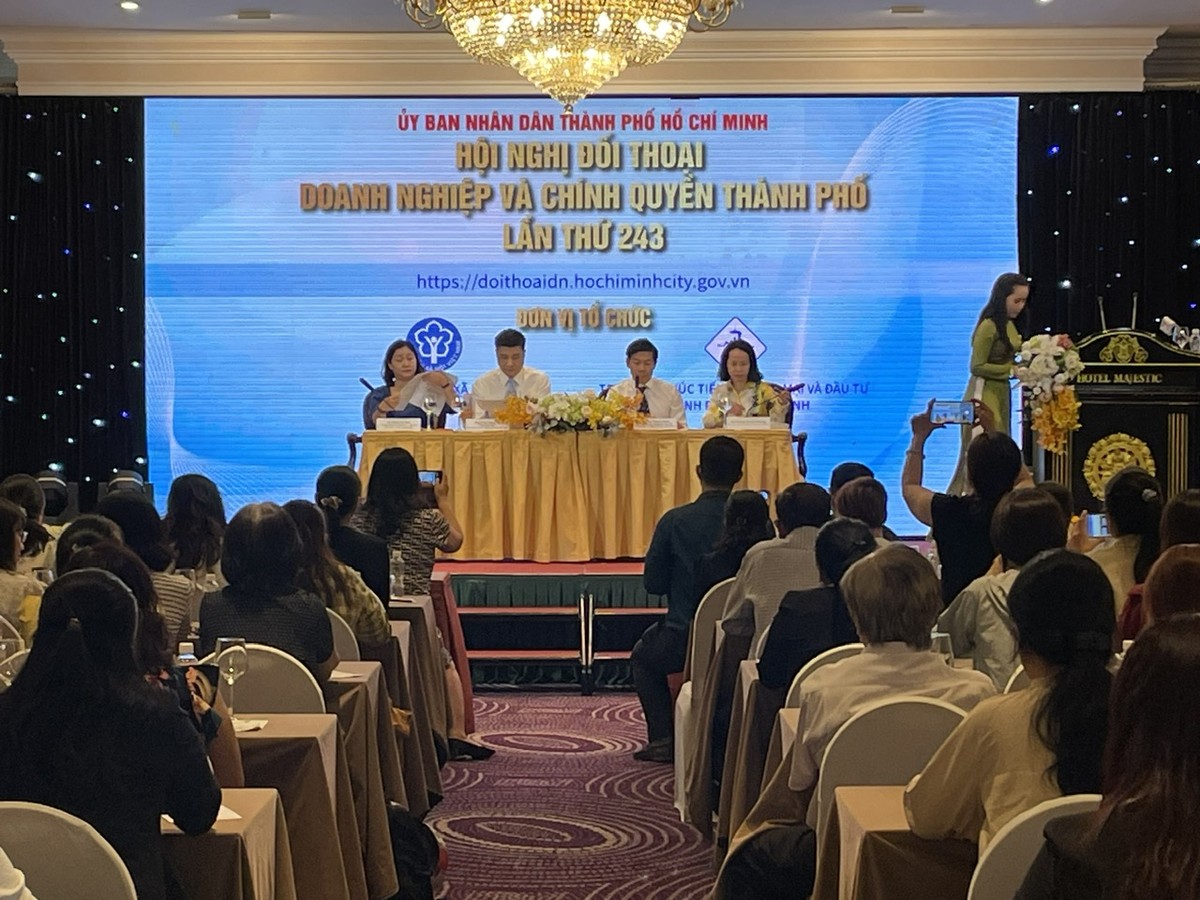 Hội nghị Đối thoại giữa doanh nghiệp và chính quyền TP.HCM. Hội nghị Đối thoại giữa doanh nghiệp và chính quyền TP.HCM.