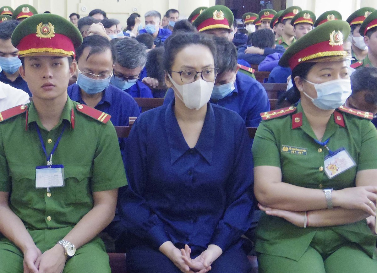 Bị cáo Trương Huệ Vân, ngày 11/4. Trước đó, Viện Kiểm sát đề nghị mức án 19-20 năm tù. Bị cáo Trương Huệ Vân, ngày 11/4. Trước đó, Viện Kiểm sát đề nghị mức án 19-20 năm tù.