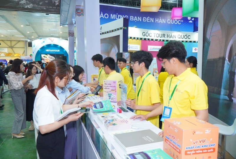 Người dân và du khách tìm hiểu, mua tour du lịch Hàn Quốc tại gian hàng KTO. Người dân và du khách tìm hiểu, mua tour du lịch Hàn Quốc tại gian hàng KTO.