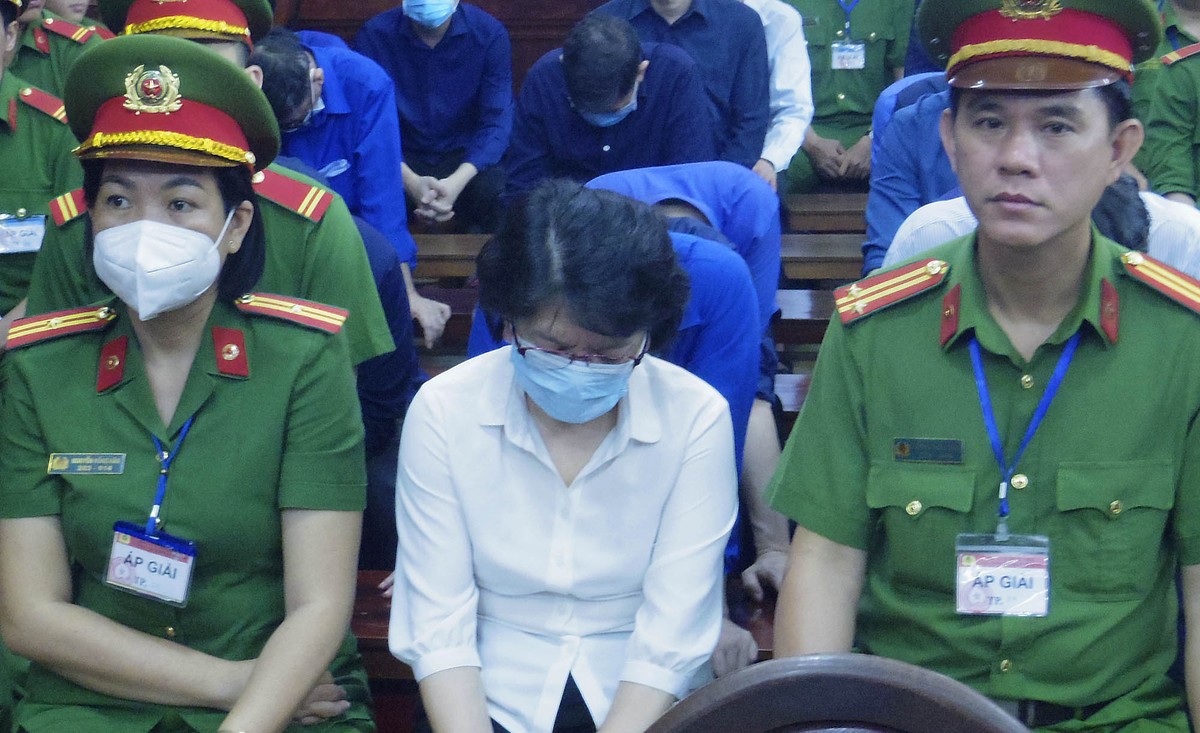 Bị cáo Đỗ Thị Nhàn (cựu Cục trưởng Cục Thanh tra, giám sát ngân hàng II (Cục II) thuộc Ngân hàng Nhà nước bị cáo buộc về hành vi nhận hối lộ 5,2 triệu USD. Bị cáo Đỗ Thị Nhàn (cựu Cục trưởng Cục Thanh tra, giám sát ngân hàng II (Cục II) thuộc Ngân hàng Nhà nước bị cáo buộc về hành vi nhận hối lộ 5,2 triệu USD.