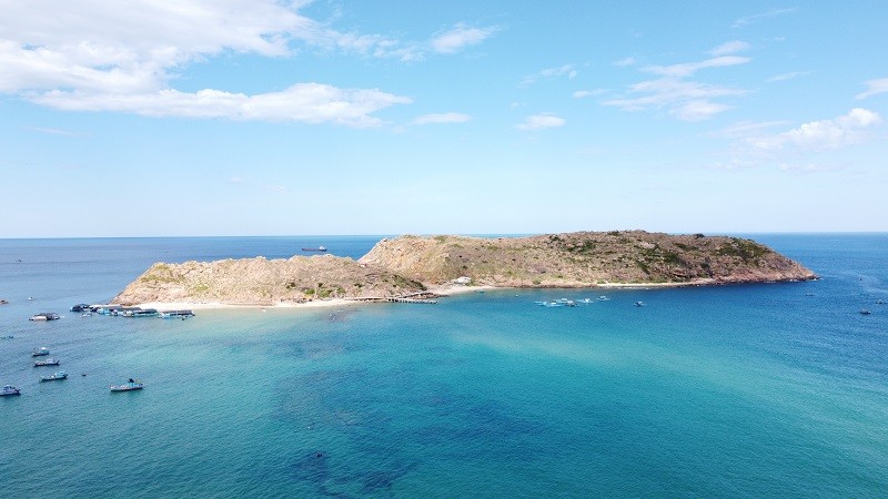 Hòn Khô sở hữu cảnh quan thiên nhiên hùng vĩ, hoang sơ và &quot;con đường xuyên biển&quot; dài hơn 500 m độc đáo (xuất hiện khi thủy triều rút).