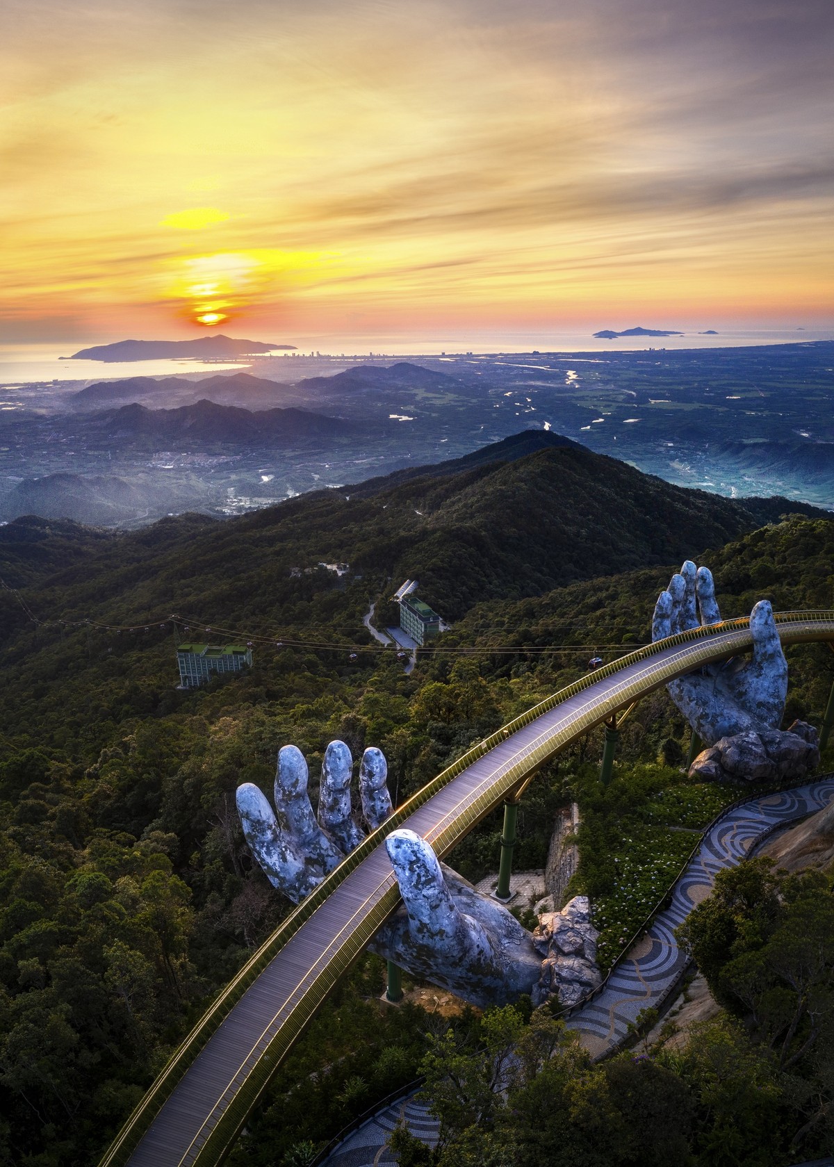 Cầu Vàng –cây cầu nổi tiếng chưa bao giờ hết hot tại Sun World Ba Na Hills