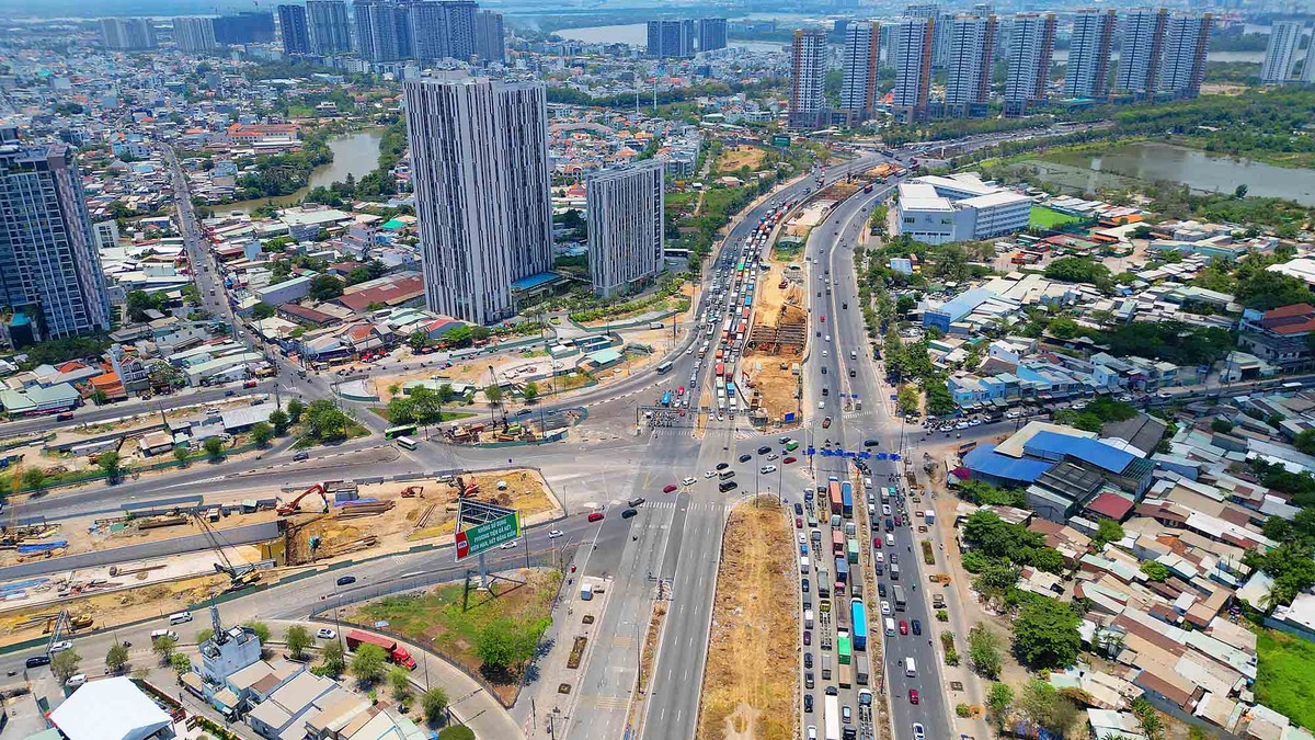 Hiện trạng nút giao 3 tầng An Phú, sau hơn một năm khởi công. Hiện trạng nút giao 3 tầng An Phú, sau hơn một năm khởi công.