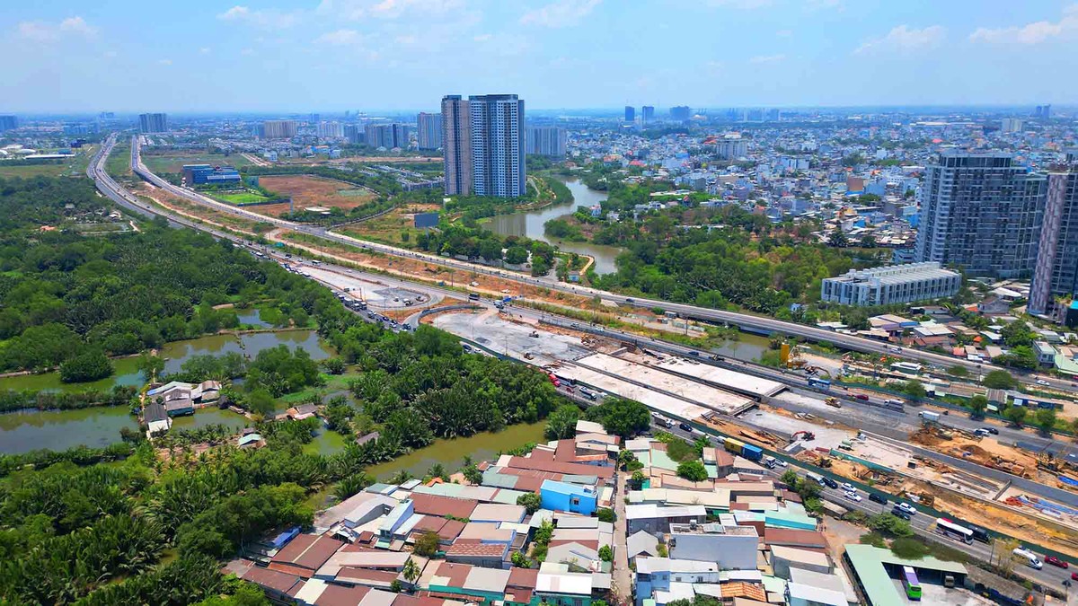 Dự án nút giao An Phú (TP. Thủ Đức) được khởi công cuối năm 2022 với tổng mức đầu tư hơn 3.400 tỷ đồng. Công trình có một hầm chui hai chiều nối cao tốc TP.HCM - Long Thành - Dầu Giây với đường Mai Chí Thọ (phía hầm Thủ Thiêm), kéo dài qua nút giao Mai Chí Thọ - Đồng Văn Cống. Dự án nút giao An Phú (TP. Thủ Đức) được khởi công cuối năm 2022 với tổng mức đầu tư hơn 3.400 tỷ đồng. Công trình có một hầm chui hai chiều nối cao tốc TP.HCM - Long Thành - Dầu Giây với đường Mai Chí Thọ (phía hầm Thủ Thiêm), kéo dài qua nút giao Mai Chí Thọ - Đồng Văn Cống.