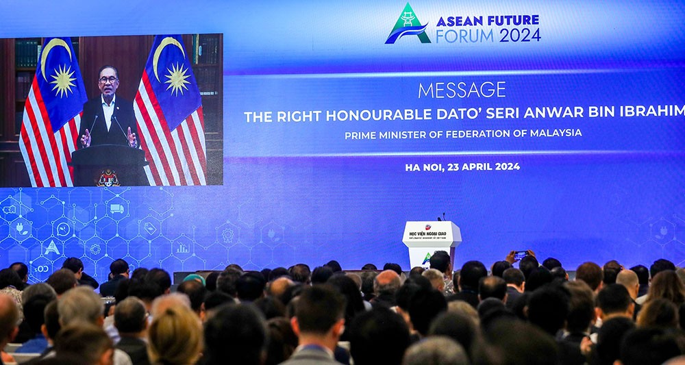 Thủ tướng Malaysia Anwar Ibrahim gửi thông điệp qua hình ảnh tới Diễn đàn. (Ảnh: Đức Thanh) Thủ tướng Malaysia Anwar Ibrahim gửi thông điệp qua hình ảnh tới Diễn đàn. (Ảnh: Đức Thanh)