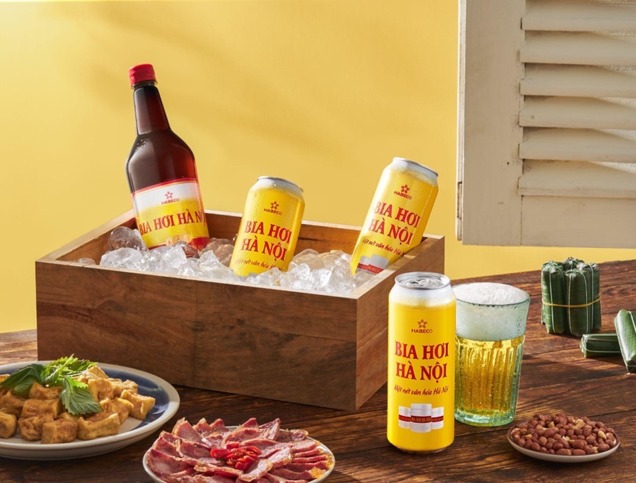 Lạc rang và nem là những món ăn kèm tạo nên sức hút khó cưỡng cho từng vị bia hơi Hà Nội