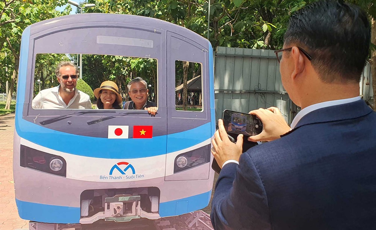 Hành khách thích thú với mô hình của tuyến Metro số 1. Hành khách thích thú với mô hình của tuyến Metro số 1.