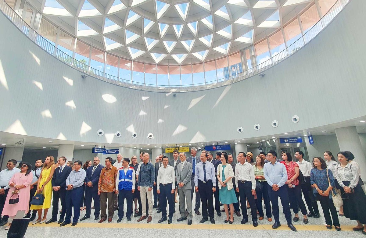 Đoàn các cơ quan đại diện nước ngoài tại TP.HCM trải nghiệm không gian ngầm tại Nhà ga Bến Thành. Đoàn các cơ quan đại diện nước ngoài tại TP.HCM trải nghiệm không gian ngầm tại Nhà ga Bến Thành.