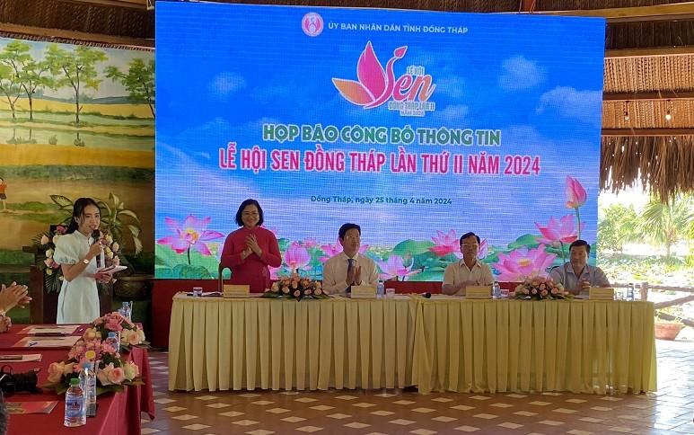 Bà Huỳnh Thị Hoài Thu - Giám đốc Sở Văn hóa Thể thao và Du lịch Đồng Tháp phát biểu tại buổi Họp báo Bà Huỳnh Thị Hoài Thu - Giám đốc Sở Văn hóa Thể thao và Du lịch Đồng Tháp phát biểu tại buổi Họp báo