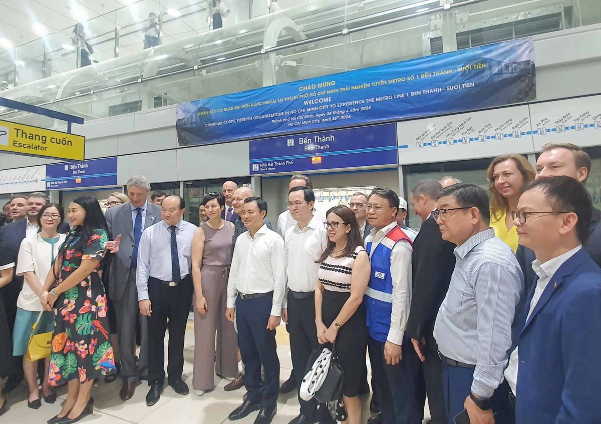 Ông Bùi Xuân Cường, Phó chủ tịch UBND TP.HCM chụp ảnh kỷ niệm cùng các vị khách quốc tế tại Nhà ga ngầm Bến Thành. Ông Bùi Xuân Cường, Phó chủ tịch UBND TP.HCM chụp ảnh kỷ niệm cùng các vị khách quốc tế tại Nhà ga ngầm Bến Thành.