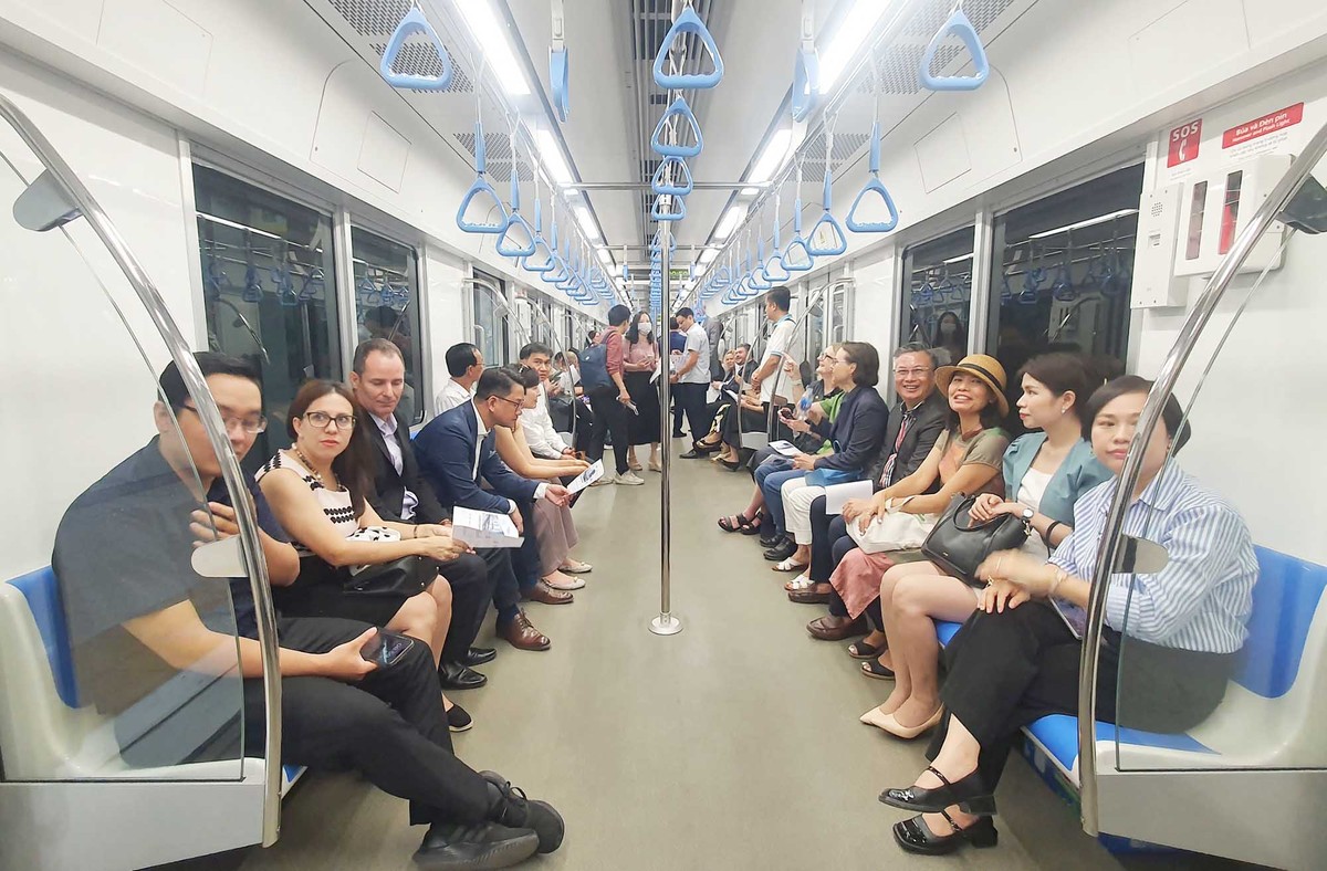 Đây cũng là lần đầu Metro số 1 chạy tự động. Theo đó, nhân viên lái tàu không cần phải làm việc, đoàn tàu được chuẩn bị và vận hành hoàn toàn bằng hệ thống tự động. Đây cũng là lần đầu Metro số 1 chạy tự động. Theo đó, nhân viên lái tàu không cần phải làm việc, đoàn tàu được chuẩn bị và vận hành hoàn toàn bằng hệ thống tự động.