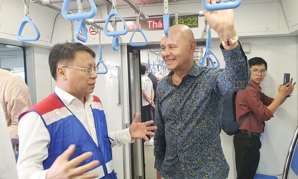 Ông Nguyễn Quốc Hiển ( trái) Phó trưởng Ban Quản lý đường sắt đô thị TP.HCM trao đổi cùng hành khách. Ông Nguyễn Quốc Hiển ( trái) Phó trưởng Ban Quản lý đường sắt đô thị TP.HCM trao đổi cùng hành khách.