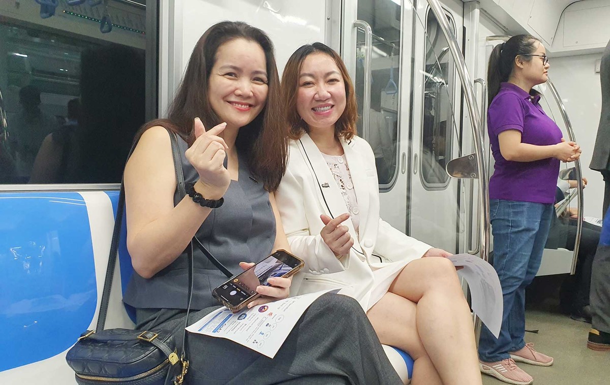 Đại diện các hiệp hội doanh nghiệp nước ngoài trên chuyến tàu. Đại diện các hiệp hội doanh nghiệp nước ngoài trên chuyến tàu.