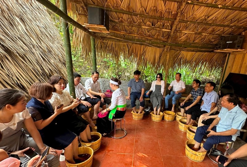 Du khách trải nghiệm ngâm chân tại bản Miền. (Ảnh: Hoàng Quyên) Du khách trải nghiệm ngâm chân tại bản Miền. (Ảnh: Hoàng Quyên)