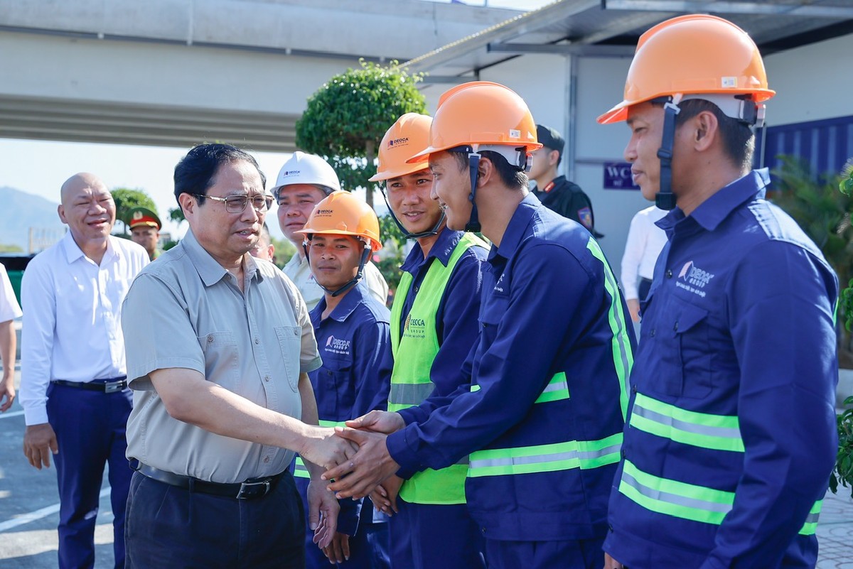 Thủ tướng Phạm Minh Chính thăm các công nhân đang vận hành trạm dừng nghỉ tạm trên cao tốc Cam Lâm - Vĩnh Hảo. Thủ tướng Phạm Minh Chính thăm các công nhân đang vận hành trạm dừng nghỉ tạm trên cao tốc Cam Lâm - Vĩnh Hảo.