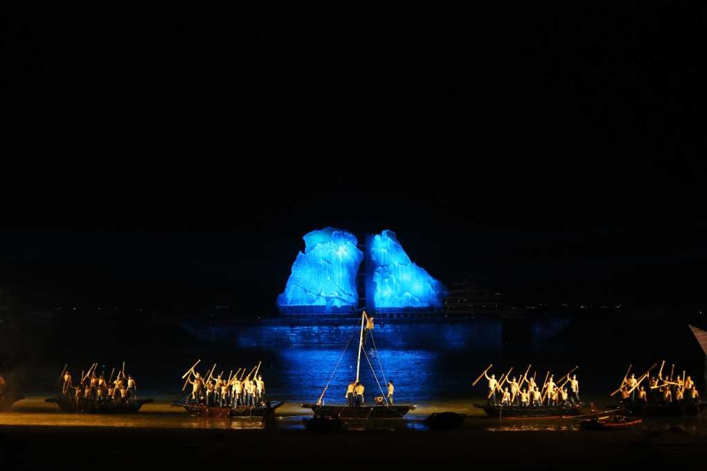 Với các màn biểu diễn nghệ thuật thực cảnh, biểu diễn diễu hành kết hợp hài hoà giữa trên bãi cát và trên biển đã làm nổi bật giá trị lịch sử, văn hóa của Quảng Ninh nói chung và vịnh Hạ Long nói riêng. Ảnh: Quảng Ninh Portal. Với các màn biểu diễn nghệ thuật thực cảnh, biểu diễn diễu hành kết hợp hài hoà giữa trên bãi cát và trên biển đã làm nổi bật giá trị lịch sử, văn hóa của Quảng Ninh nói chung và vịnh Hạ Long nói riêng. Ảnh: Quảng Ninh Portal.