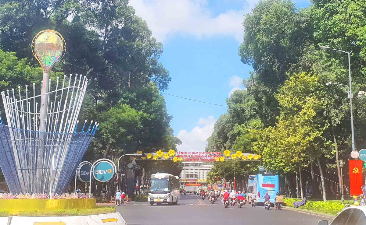 Tuyến đường Lê Duẩn (phía trước Dinh Thống Nhất) rực rỡ sắc mầu.