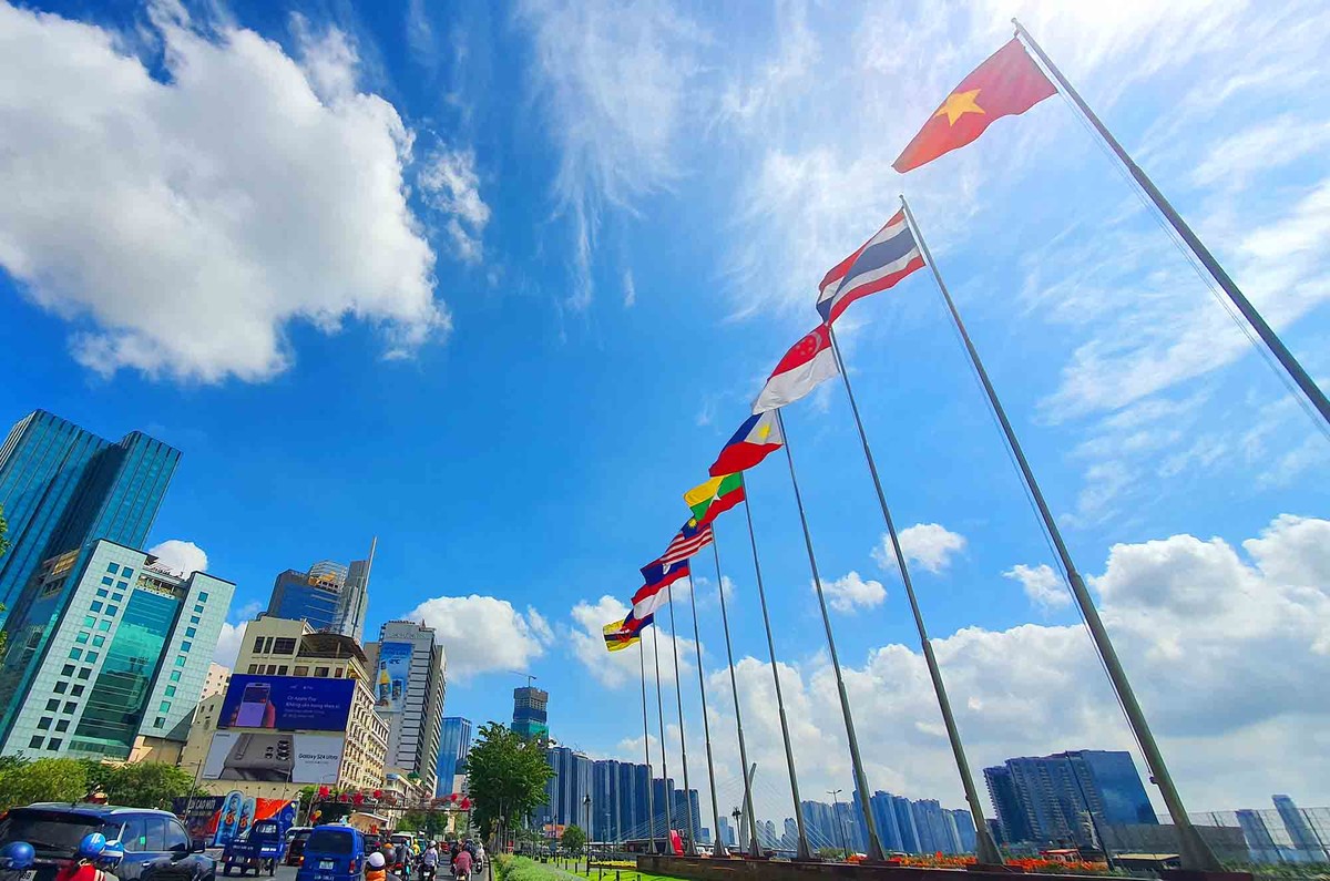 TP.HCM đang phát triển với nhiều tòa nhà cao tầng và hệ thống giao thông đồng bộ.