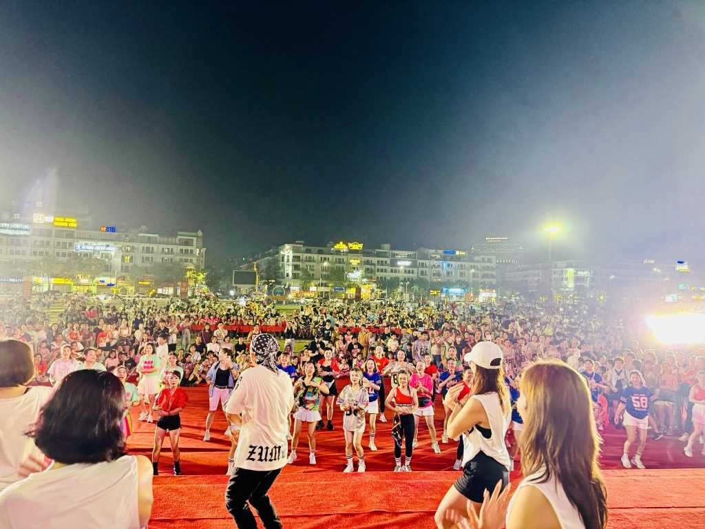Liên hoan Zumba TP. Hạ Long mở rộng năm 2024 thu hút đông đảo người dân và du khách. Ảnh: Quảng Ninh Portal. Liên hoan Zumba TP. Hạ Long mở rộng năm 2024 thu hút đông đảo người dân và du khách. Ảnh: Quảng Ninh Portal.