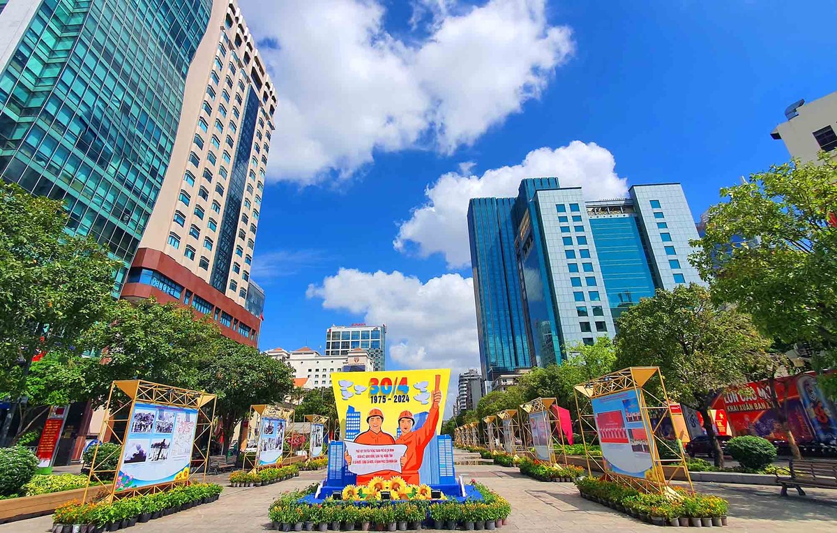 Dịp này, TP.HCM cũng tổ chức triển lãm &quot;Tổ quốc bên bờ sóng&quot; ở đường đi bộ Nguyễn Huệ.