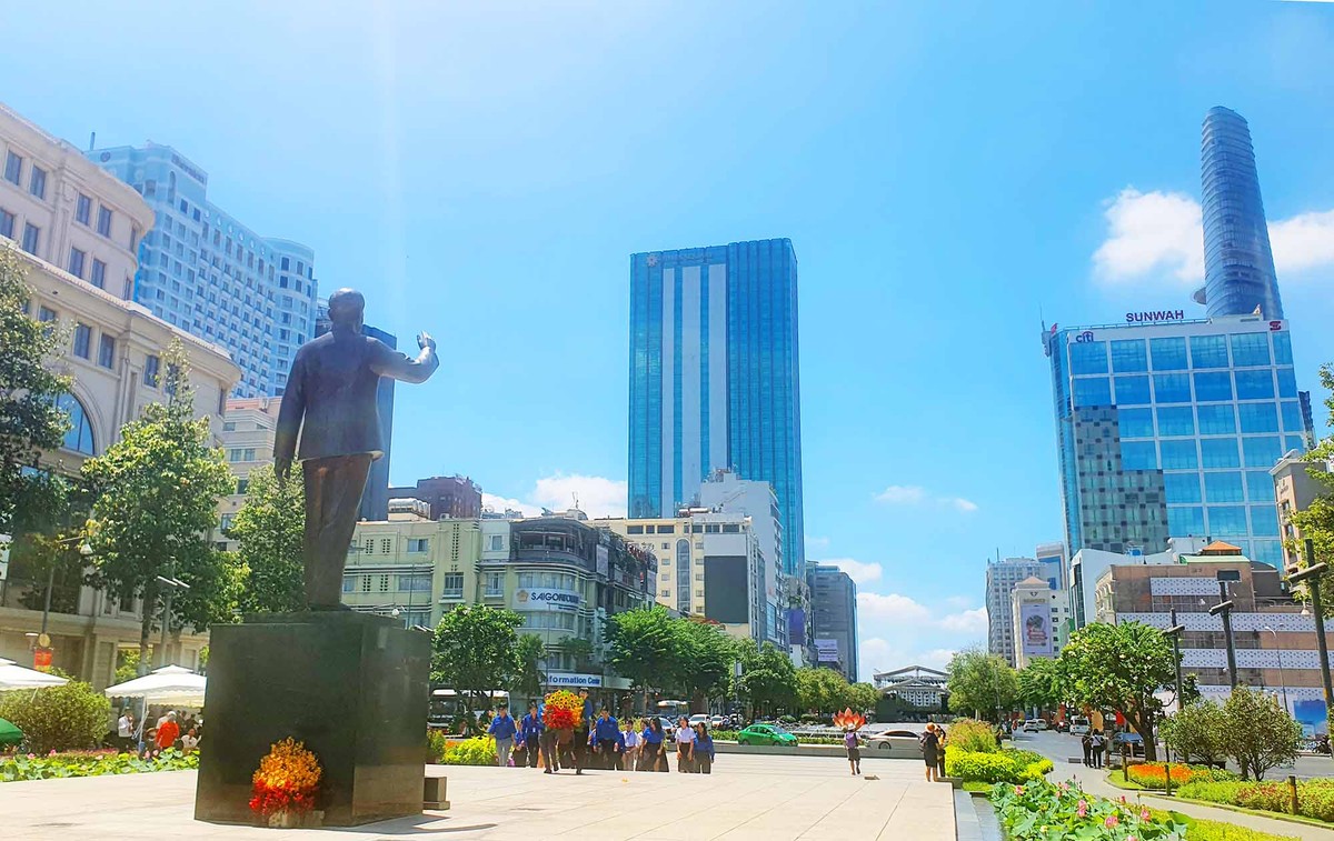 Những ngày này, khu vực Tượng đài Bác Hồ đón nhiều cơ quan đoàn thể tới dâng hoa.