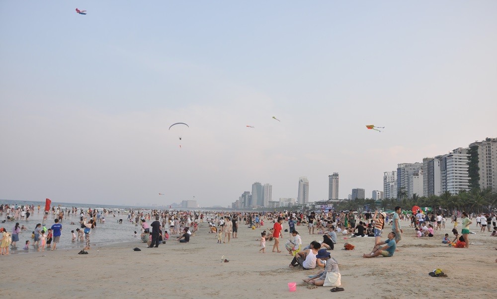 Bãi biển Đà Nẵng vẫn là điểm đến thu hút nhiều du khách.