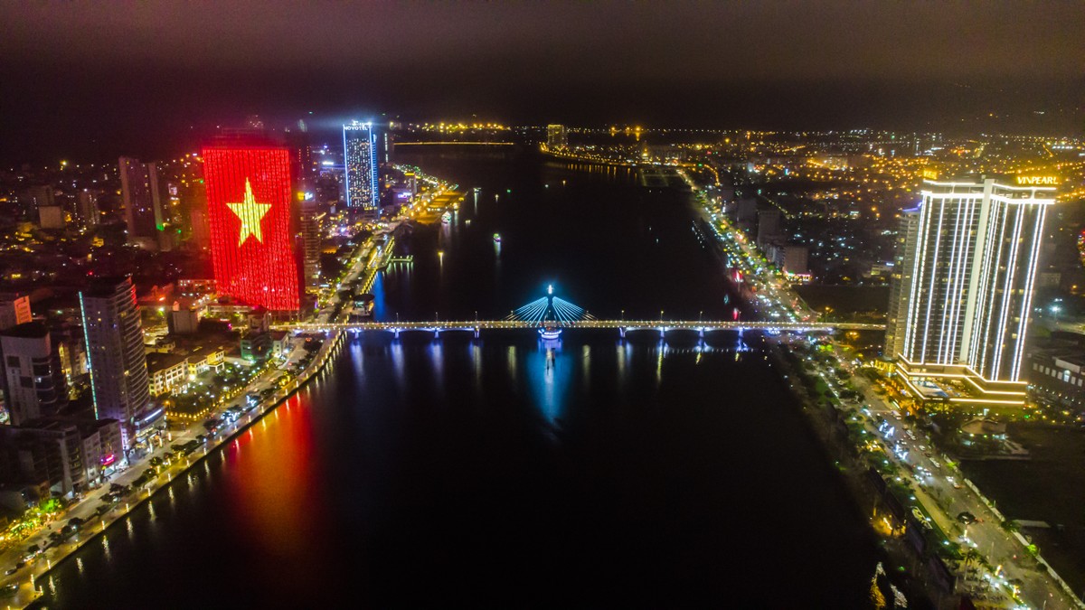 Sông Hàn (Đà Nẵng) lung linh trong đêm. Ảnh: Nguyễn Trình Sông Hàn (Đà Nẵng) lung linh trong đêm. Ảnh: Nguyễn Trình