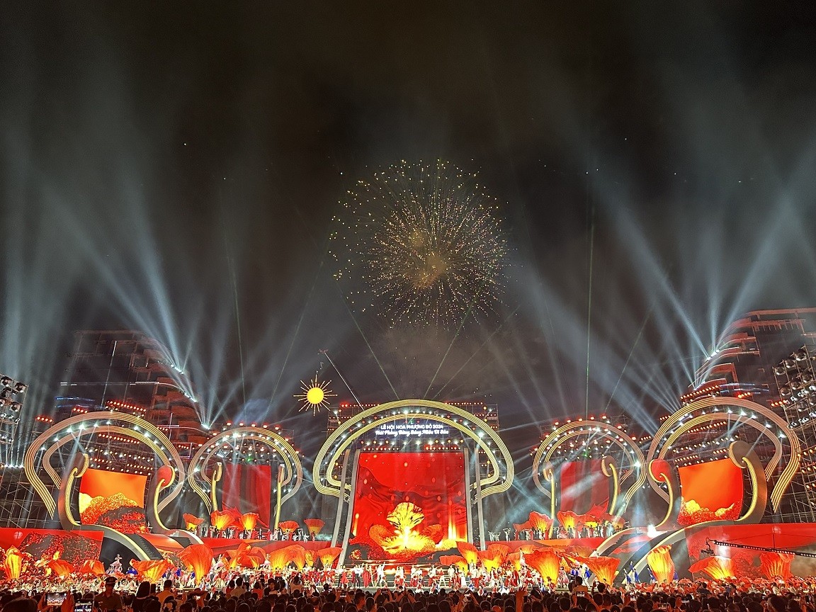 Điểm đặc biệt của sân khấu chính là khán giả ngồi ở bất cứ vị trí nào cũng có thể hình dung được hình tượng xuyên suốt mà chương trình muốn khắc họa &quot;cánh phượng rực sáng&quot;. Ảnh: Quỳnh Nga