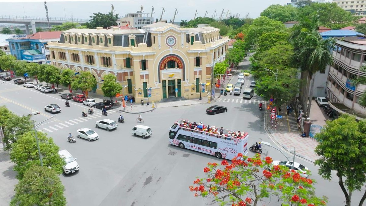 Người dân và du khách được trải nghiệm, ngắm nhìn thành phố Hải Phòng trên xe bus hoàn toàn miễn phí.