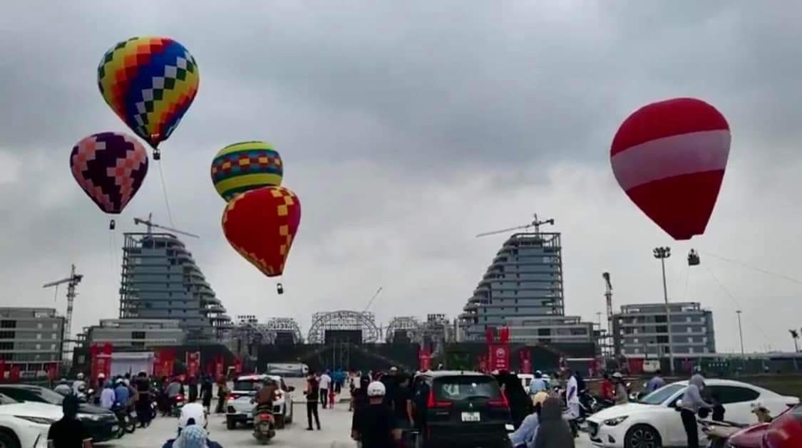 Lễ hội khinh khí cầu là sự kiện trong chuỗi hoạt động nhằm hưởng ứng lễ hội hoa phượng đỏ được tổ chức từ ngày 11/5 đến 13/5.