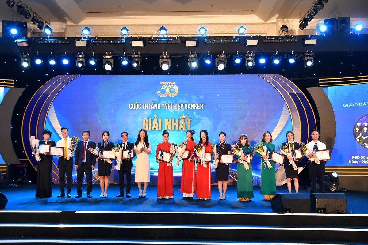 Ban Tổ chức trao Giấy chứng nhận cho các thí sinh đạt giải Cuộc thi ảnh Nét đẹp Banker. Đại diện Vietcombank với tác phẩm “Sức xanh Việt Nam” – Văn phòng đại diện phía Nam đứng thứ 2 từ trái sang Ban Tổ chức trao Giấy chứng nhận cho các thí sinh đạt giải Cuộc thi ảnh Nét đẹp Banker. Đại diện Vietcombank với tác phẩm “Sức xanh Việt Nam” – Văn phòng đại diện phía Nam đứng thứ 2 từ trái sang