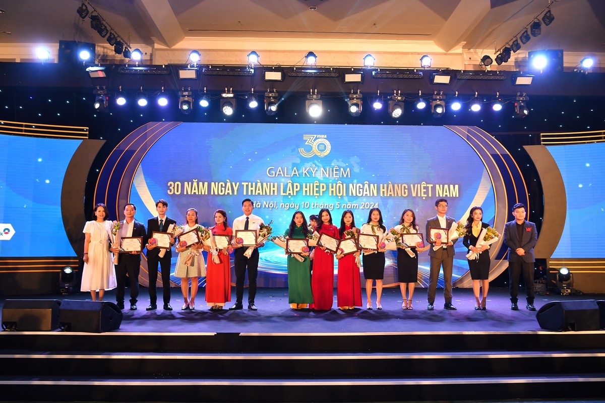 Ban Tổ chức trao Giấy chứng nhận cho các thí sinh đạt giải Cuộc thi Sáng tạo TikTok - Tự hào Banker. Đại diện Vietcombank Chi nhánh Móng Cái và TSC đứng thứ 4 và 5 từ phải sang Ban Tổ chức trao Giấy chứng nhận cho các thí sinh đạt giải Cuộc thi Sáng tạo TikTok - Tự hào Banker. Đại diện Vietcombank Chi nhánh Móng Cái và TSC đứng thứ 4 và 5 từ phải sang