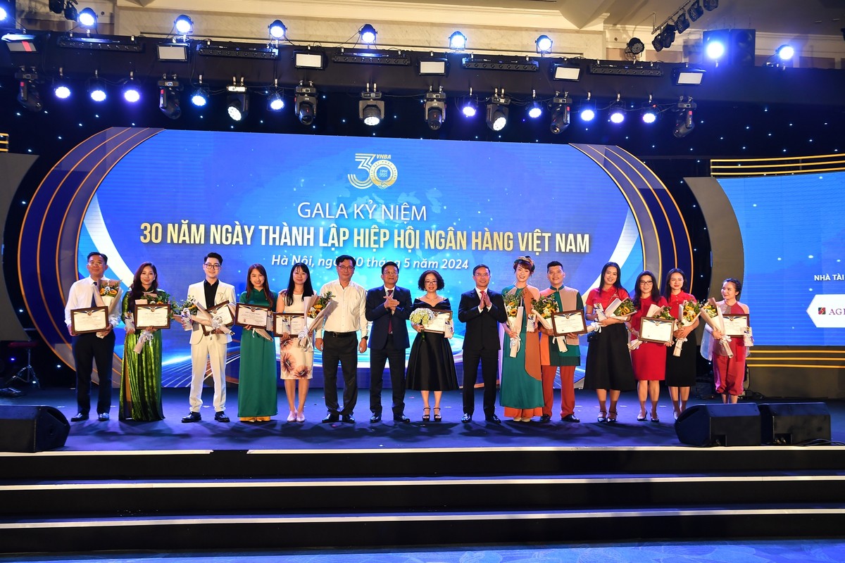 Ban Tổ chức trao Giấy chứng nhận cho các thí sinh đạt giải Cuộc thi Tài năng Banker. (Đại diện Vietcombank Chi nhánh Thủ Đức đứng thứ 2 từ trái sang, đại diện Vietcombank TSC đứng ngoài cùng bên phải và đại diện Vietcombank Chi nhánh TP. Hồ Chí Minh thứ 5, 6 từ phải sang) Ban Tổ chức trao Giấy chứng nhận cho các thí sinh đạt giải Cuộc thi Tài năng Banker. (Đại diện Vietcombank Chi nhánh Thủ Đức đứng thứ 2 từ trái sang, đại diện Vietcombank TSC đứng ngoài cùng bên phải và đại diện Vietcombank Chi nhánh TP. Hồ Chí Minh thứ 5, 6 từ phải sang)
