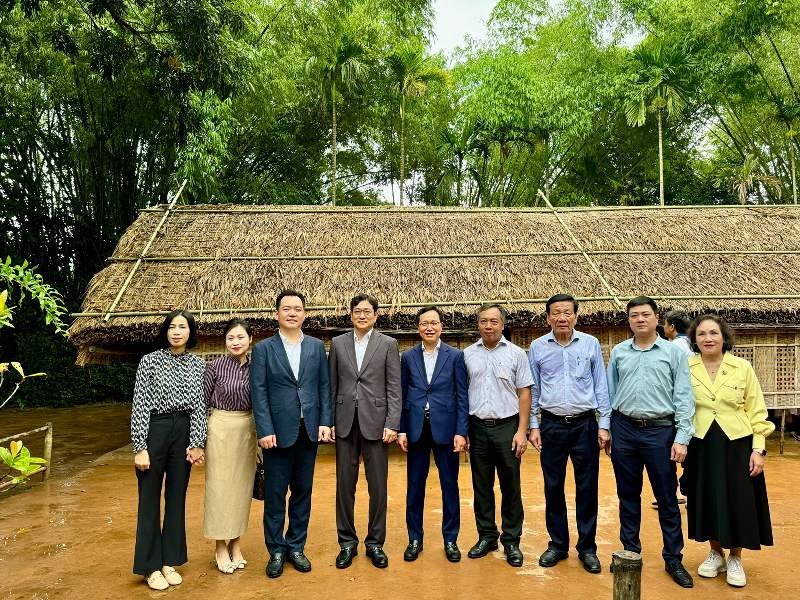 Ông Lê Trọng Minh, Ủy viên Ban Thường vụ Đảng ủy cơ quan Bộ Kế hoạch và Đầu tư, Tổng Biên tập Báo Đầu tư và ông Nguyễn Anh Tuấn, nguyên Tổng Biên tập Báo Đầu tư cùng các nhà tài trợ chụp ảnh lưu niệm tại quê nội Chủ tịch Hồ Chí Minh. Ông Lê Trọng Minh, Ủy viên Ban Thường vụ Đảng ủy cơ quan Bộ Kế hoạch và Đầu tư, Tổng Biên tập Báo Đầu tư và ông Nguyễn Anh Tuấn, nguyên Tổng Biên tập Báo Đầu tư cùng các nhà tài trợ chụp ảnh lưu niệm tại quê nội Chủ tịch Hồ Chí Minh.