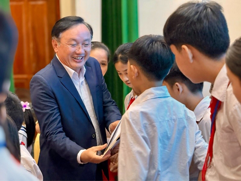 Ông Nguyễn Hồng Sơn, phó Bí thư Huyện uỷ, Chủ tịch UBND huyện Nam Đàn trao giấy chứng nhận và học bổng cho các em học sinh. Ông Nguyễn Hồng Sơn, phó Bí thư Huyện uỷ, Chủ tịch UBND huyện Nam Đàn trao giấy chứng nhận và học bổng cho các em học sinh.