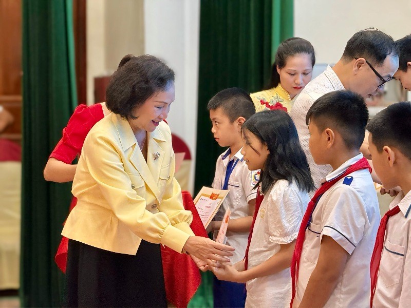 Bà Trần Kim Nga, Tổng giám đốc Công ty TNHH Việt Nam - Beverage trao giấy chứng nhận và học bổng cho các em học sinh. Bà Trần Kim Nga, Tổng giám đốc Công ty TNHH Việt Nam - Beverage trao giấy chứng nhận và học bổng cho các em học sinh.