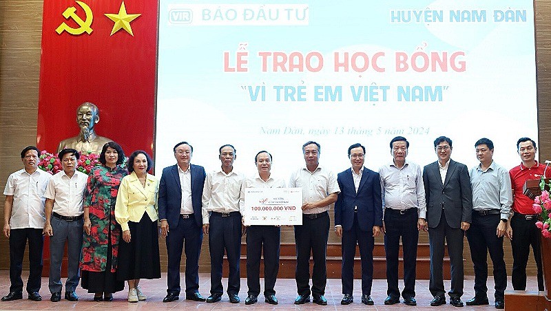 Ông Vương Hồng Thái, Uỷ viên Ban thường vụ Huyện uỷ, Phó chủ tịch thường trực UBND huyện Nam Đàn, Chủ tịch Hội khuyến học huyện cùng ông Lê Mạnh Hà, Phó chủ tịch Hội khuyến học huyện nhận biển tượng trưng học bổng 100 triệu đồng. Ông Vương Hồng Thái, Uỷ viên Ban thường vụ Huyện uỷ, Phó chủ tịch thường trực UBND huyện Nam Đàn, Chủ tịch Hội khuyến học huyện cùng ông Lê Mạnh Hà, Phó chủ tịch Hội khuyến học huyện nhận biển tượng trưng học bổng 100 triệu đồng.