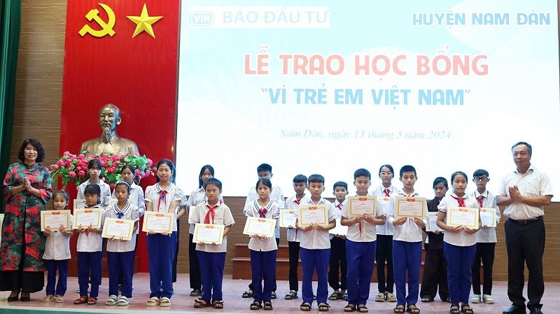 Tổng Biên tập Báo Đầu tư và bà Trần Thị Hiên, Phó Bí thư thường trực Huyện uỷ, Chủ tịch HĐND huyện trao giấy chứng nhận và học bổng cho các em học sinh. Tổng Biên tập Báo Đầu tư và bà Trần Thị Hiên, Phó Bí thư thường trực Huyện uỷ, Chủ tịch HĐND huyện trao giấy chứng nhận và học bổng cho các em học sinh.