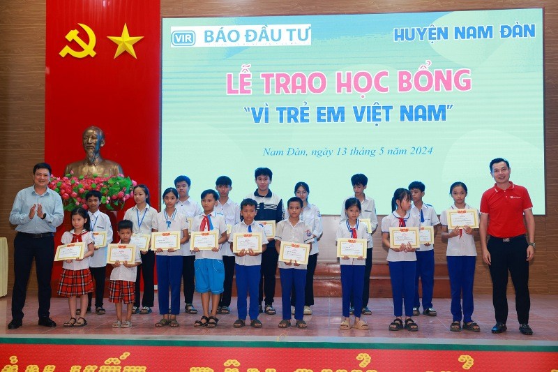 Ông Nguyễn Quang Thắng, Giám đốc Chi nhánh Seabank Nghệ An và Tiến sỹ Ngô Trung Hà, Hiệu trưởng Trường Cao đẳng Quốc tế Pegasus (Tập đoàn Giáo dục Quốc tế KinderWorld) trao học bổng và giấy chứng nhận cho các em học sinh. Ông Nguyễn Quang Thắng, Giám đốc Chi nhánh Seabank Nghệ An và Tiến sỹ Ngô Trung Hà, Hiệu trưởng Trường Cao đẳng Quốc tế Pegasus (Tập đoàn Giáo dục Quốc tế KinderWorld) trao học bổng và giấy chứng nhận cho các em học sinh.