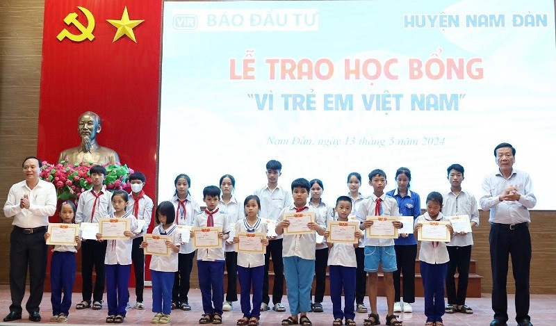 Ông Nguyễn Anh Tuấn, nguyên Tổng Biên tập Báo Đầu tư; Nhà sáng lập Học bổng Vì trẻ em Việt Nam và ông Vương Hồng Thái, Uỷ viên Ban thường vụ Huyện uỷ trao học bổng và giấy chứng nhận cho các em học sinh. Ông Nguyễn Anh Tuấn, nguyên Tổng Biên tập Báo Đầu tư; Nhà sáng lập Học bổng Vì trẻ em Việt Nam và ông Vương Hồng Thái, Uỷ viên Ban thường vụ Huyện uỷ trao học bổng và giấy chứng nhận cho các em học sinh.