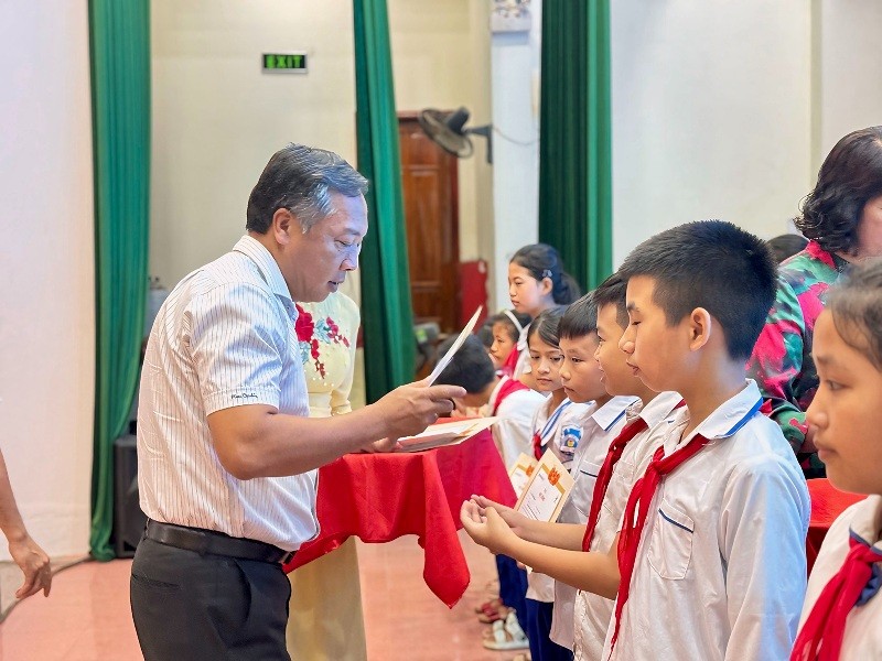 Tổng Biên tập Báo Đầu tư trao giấy chứng nhận và học bổng cho các em học sinh. Tổng Biên tập Báo Đầu tư trao giấy chứng nhận và học bổng cho các em học sinh.