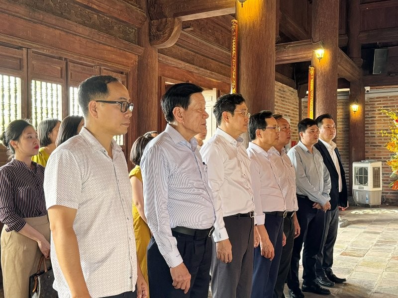 Đoàn công tác dâng hương tại Đền Chung Sơn. Đoàn công tác dâng hương tại Đền Chung Sơn.