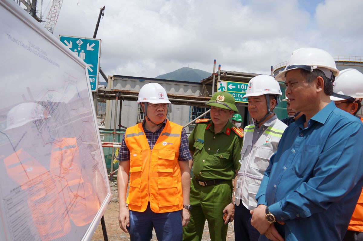 Chủ tịch UBND tỉnh Quảng Bình Trần Thắng (áo xanh lam) kiểm tra thực địa tiến độ thi công dự án Nhà máy nhiệt điện Quảng Trạch I Chủ tịch UBND tỉnh Quảng Bình Trần Thắng (áo xanh lam) kiểm tra thực địa tiến độ thi công dự án Nhà máy nhiệt điện Quảng Trạch I