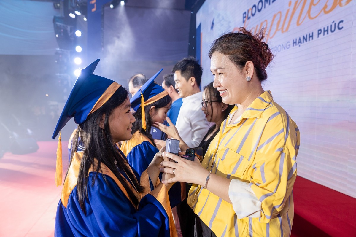 Các em cũng đã trao pin cài áo cho ba mẹ để đánh dấu hành trình trưởng thành của mình trong 1 năm qua.